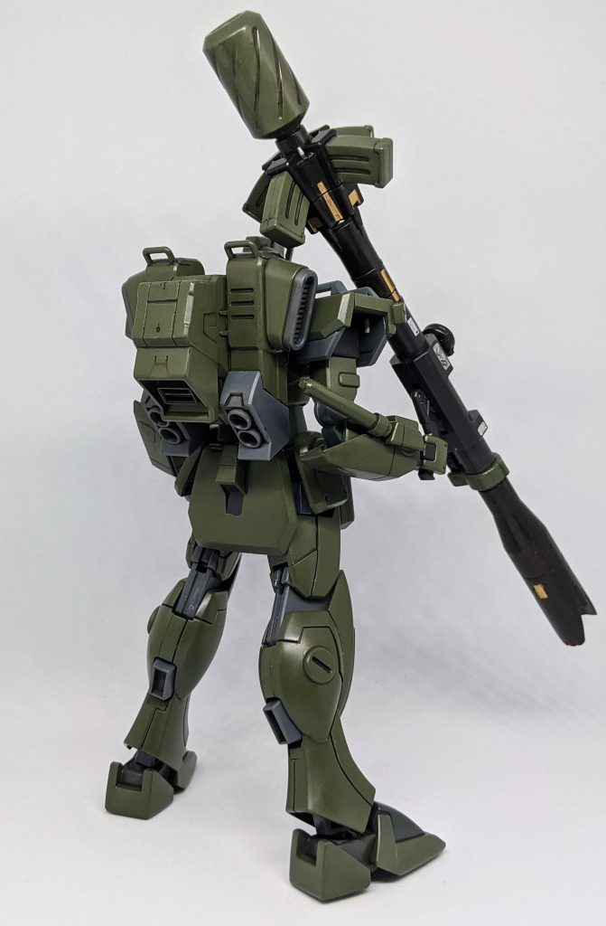 「ストライクダガーを陸戦仕様にカスタムした機体、一部に追加装甲を施しカラーリングを密林戦を想定した緑系色のカラーで染められている他、パラシュートパックを改修した高機動パックを装備している。」見ての通り元ネタは同時期に各地に到着したHGジム・スパルタンです。自分も既に2つ買ったうちの一つは組み立て済みでして、そのカッコ良さにインスピレーションを受け本機を製作しました。