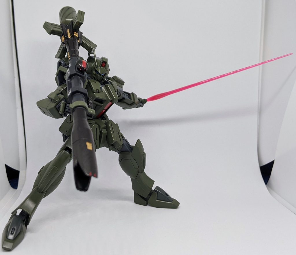 「基本的に武装は従来機と変わらず同様のものを使用可能、またバックパックを装備したことにより、ビームサーベルが右腕部に装備されている。」とりあえず手元にあったストライクのバズーカを持たせてます、案外似合うのでこれで良いかと。