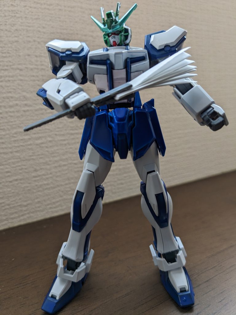 ラストは早苗カラー白青ベースでほぼ完了。頭はクリアグリーンベースにメインアンテナとカメラアイはメタルグリーン、サブアンテナはグリーンと、頭だけで緑３色！早苗が頭に付けてる飾りの色をここに出したいという娘の要望です（笑）御祓い棒はランナータグを使用し、紙を折って挟んでいます。