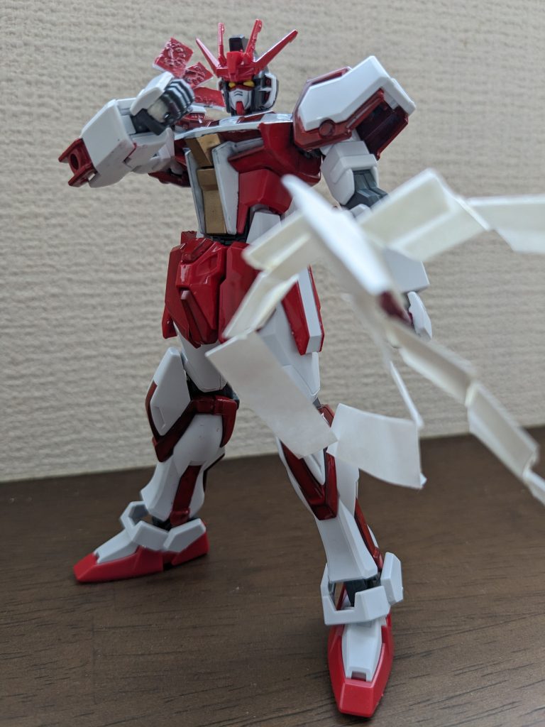 最初に作ったのが霊夢カラー基本カラー赤と白、胸の真ん中はゴールド、頭はティターンズブルー1で耳の部分はそのまま、アンテナはリボンイメージで赤。御札はランナータグを使用。大麻（おおぬさ）はランナーと折り紙で作成。以前神主さんから作り方を教わっておいて良かった（笑）