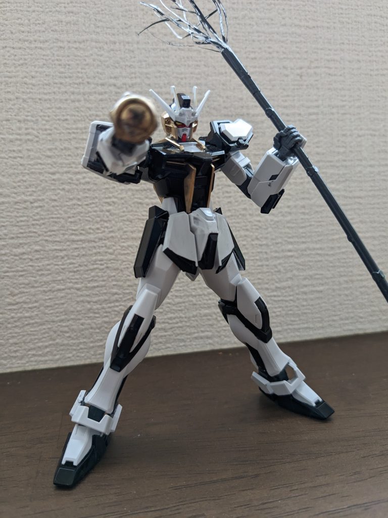 2番目は魔理沙カラー頭は頭頂部は帽子イメージで黒、その下と身体のライン部分は髪をイメージしてゴールド、アンテナはリボンイメージで白です。八剄炉は家にあったボルトにアクセントパーツとランナーで持ち手をつけて塗装。箒はランナーに小物用の紙製緩衝材を使用。