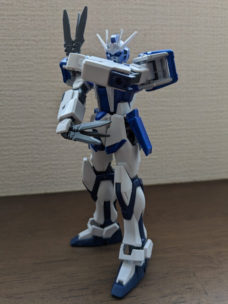 3番目は咲夜カラー青白ベースで足のライン等はティターンズブルー2。頭はすみれ色でカメラアイはスカイブルー、アンテナはカチューシャイメージで白です。ナイフはストライクのものの持ち手を削って、３本ずつ同時持ちできるようにしました。