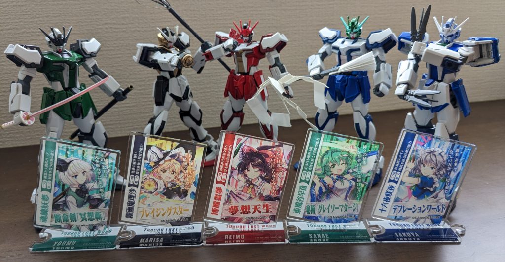 と、いうことで、娘のアクリルスタンドと合わせて。それっぽい感じになったのではないかな〜と（笑）ご覧いただきありがとうございました！娘曰く「６人でひとチーム」だそうで、もう1機作ることになりそうです。次はどんな色になるのか…東方キャラの推しやリクエスト等あればどうぞ（笑）