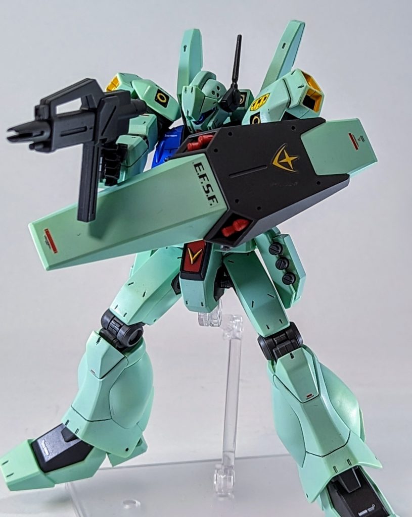 このジェガンは怒り肩ポーズができる為ビームライフルの構えがやたらと映えます。