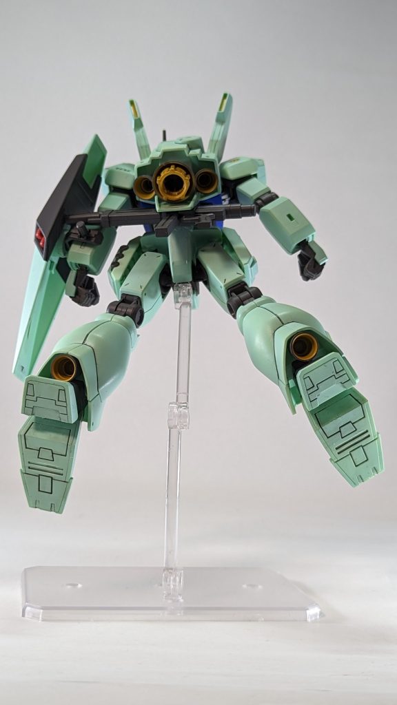 機体の後面をアオリで。ブースターディテールアップのパーツを使っています。バーニア内はオレンジ色で統一しています。