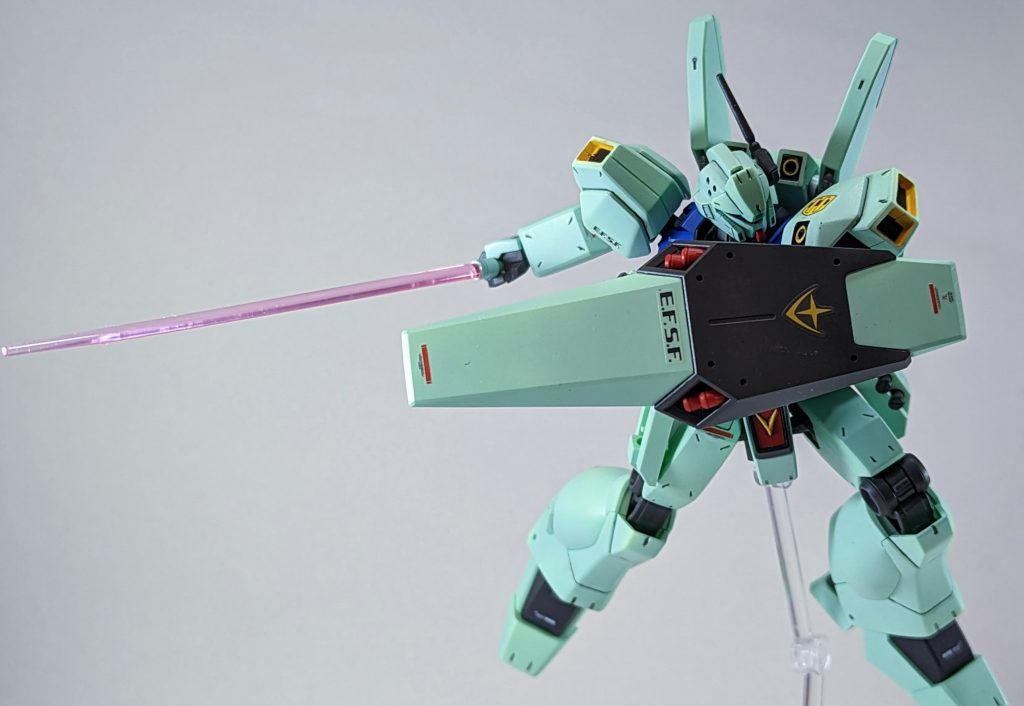 ビームサーベル突撃のポーズ。