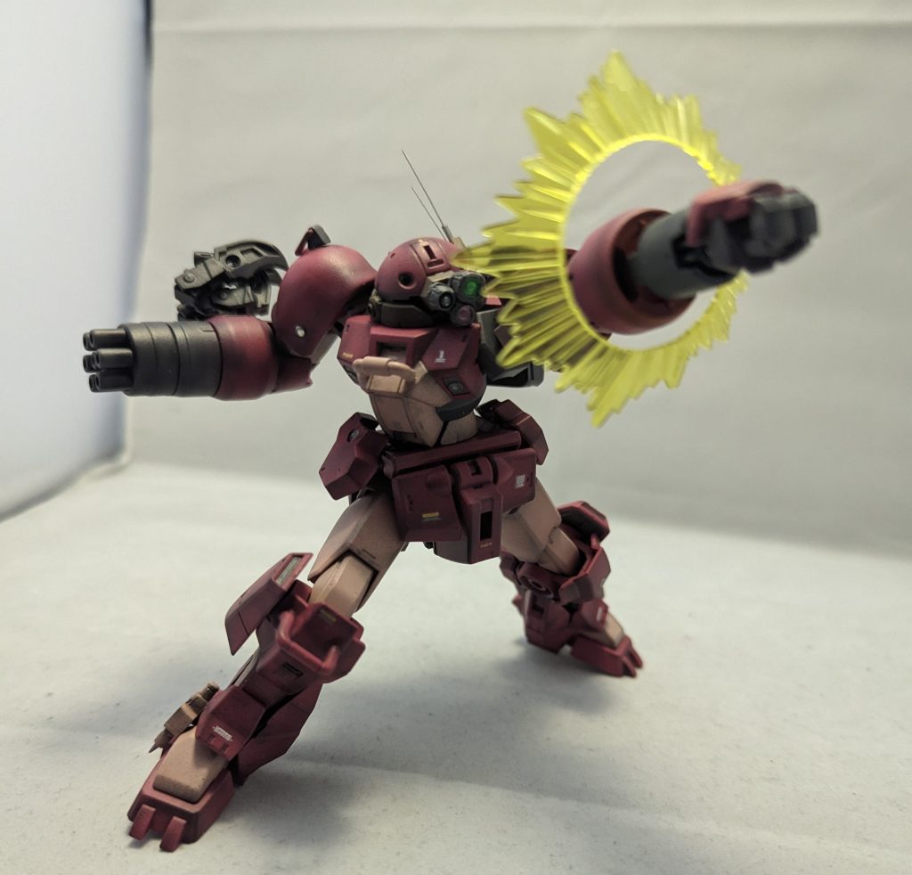 武装その1・アームパンチ。デミシリーズの無骨なマニピュレータだからこそ撃てる攻撃、元々は敵機に密着された際のために搭載された装備だったがチュチュの格闘センスにより必殺の一撃に昇華、頭部アンテナどころか頭そのものを吹き飛ばすゾ!