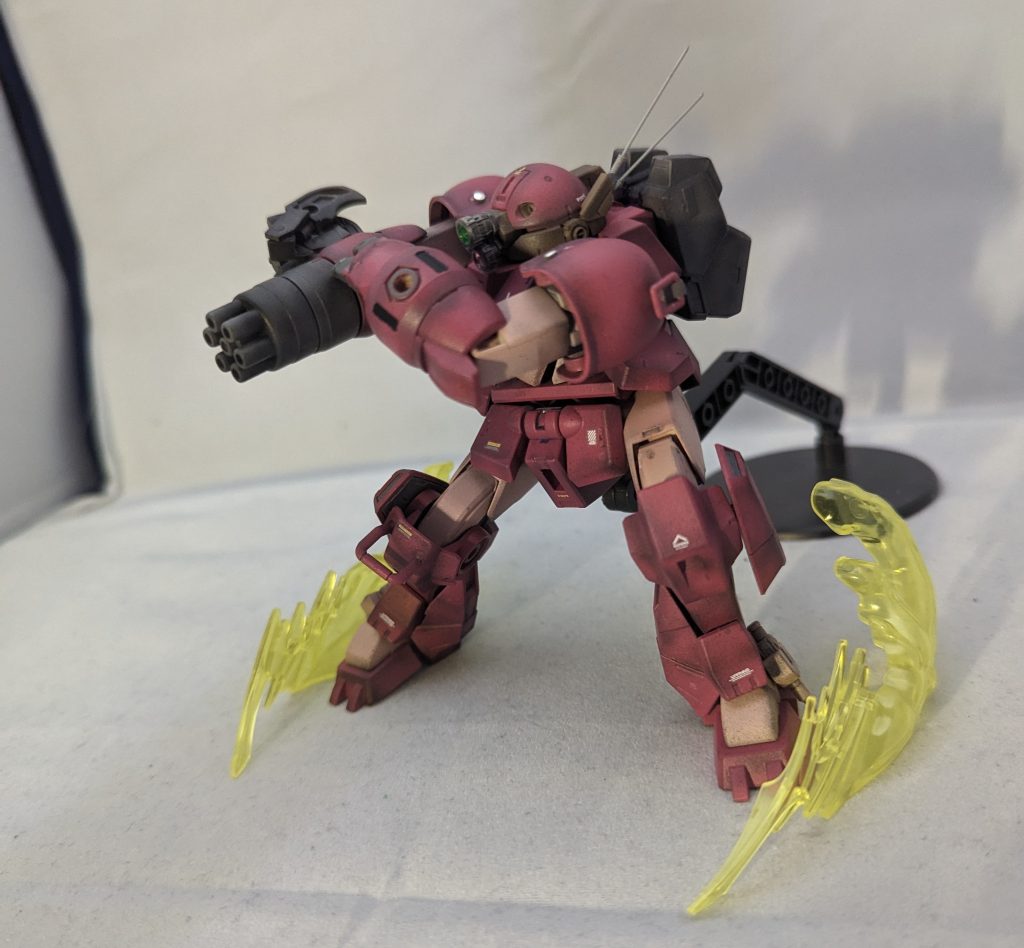 武装その2・大型ガトリング取り回しの良さを考慮し腕部と一体化された本機のメインウェポン、射程自体は短いがデミトレーナー用のロングライフルと同等クラスの威力のビーム弾を乱射するゾ!