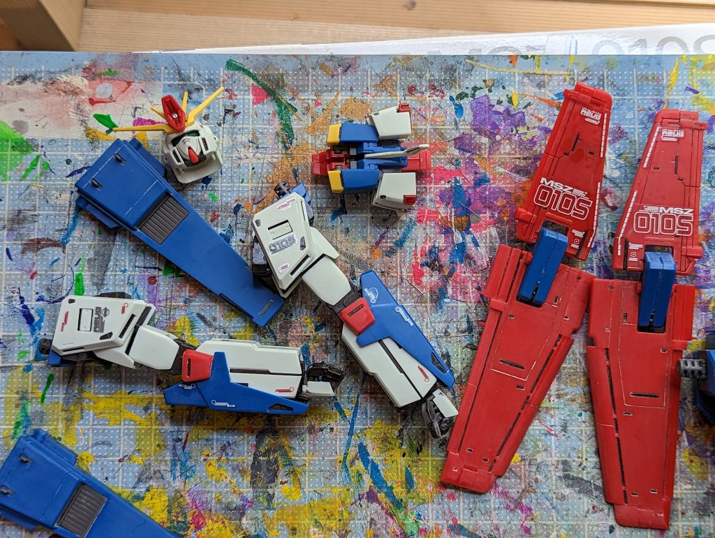 デカールを貼ってるところ