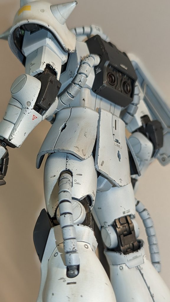 近くで見るとちょっとやり過ぎかとかおもったんですけどね…ザクさんはフォルムがキレイ。内部構造も美しく肘膝のアーマースライド構造がズバらしい。