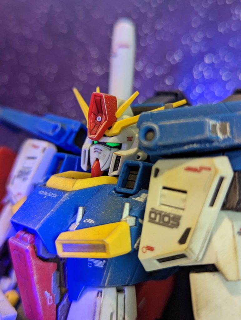 カメラアイは蛍光塗料を塗って、ブラックライトで光るようにしました。ガンダムは目が光るとかっこいい。