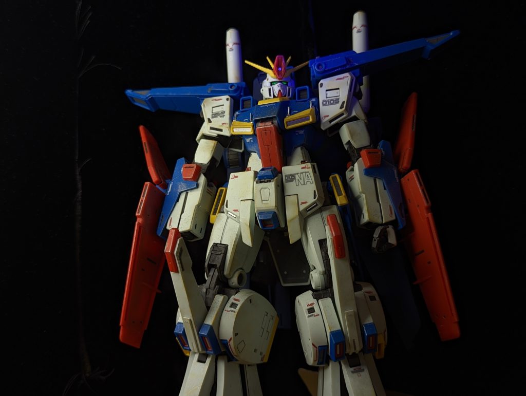 ずんぐりむっくりなイメージがあるZZですが、本体だけだとけっこうスマートですね。