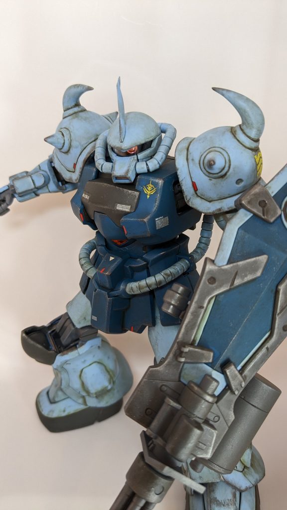 目立つオデコと肩はランナーパテで合わせ目消しにチャレンジ⤴なかなかうまくいったのではないでしょうか😁目にはHアイズ+ラピーテープ。劇中だともう少し赤っぽいのですが、持ってませんのでピンクで(笑)