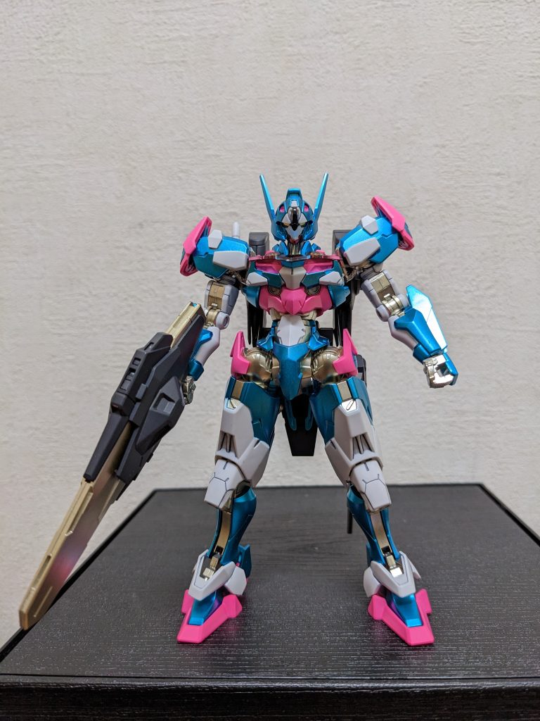 まずは正面エアリアルを赤メインで仕上げたので、こっちは青でまとめることは最初から決めてましたが、ピンクどうしようかで迷いました💦成形色やメタピンクって手もあったケド、セブン限定に負けないよう❓蛍光ピンクで攻めてみました。組み立て中、青とピンクの色味と組み合わせに既視感を感じました・・・仮面ライダーリバイスみたいじゃないてすか❓（作品一度も観たこと無いですが😅)