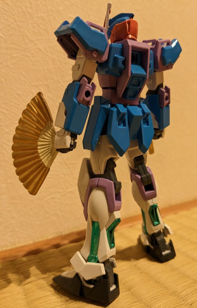 背部はこんな感じ。扇子は100均で購入したものを持たせています。ちょうど良い大きさのが売ってるもんです（笑）