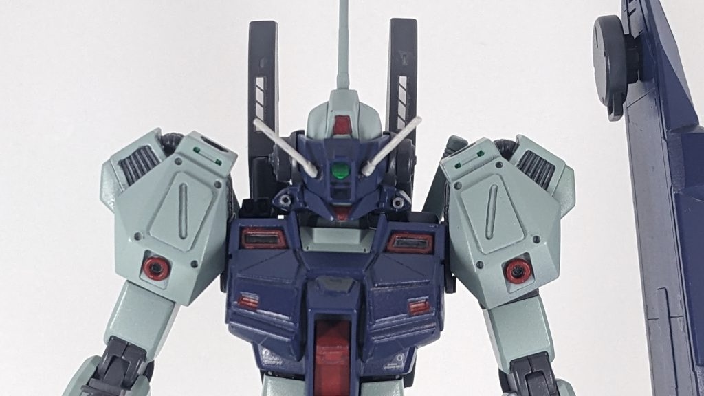 「…正義執行」連邦の壊し屋はジオン残党を狩るときに頭部のバイザーを必ず下げます。彼はジオン残党狩りを正義の行いとしていてバイザーを下げる行為はその儀式であり彼なりのポリシーです。