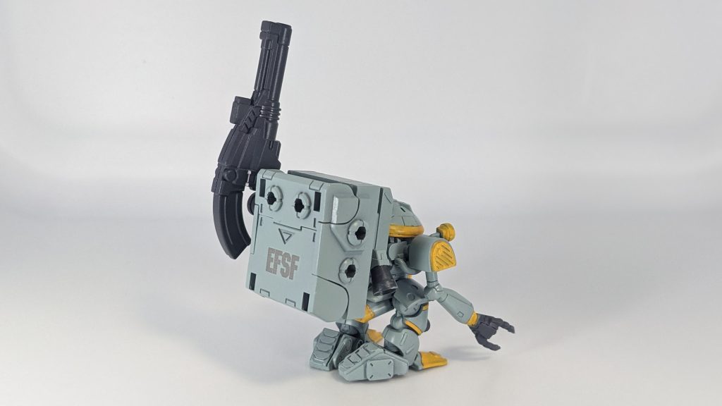 バックショット。せおわせてるコンテナは開けることができます。戦闘のサポートもするということでショルダーキャノンを装備してます。並みのモビルスーツくらいなら破壊できるかも?