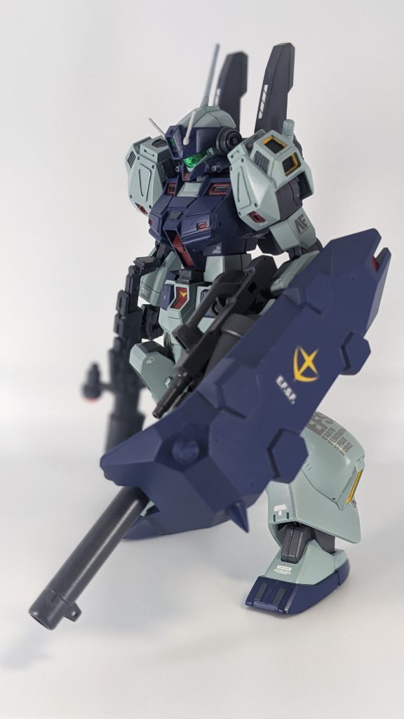 この武器はスパイクシールドと90ミリマシンガンとショートバレルバズーカを合体させたショートバレルバズーカシールドです。