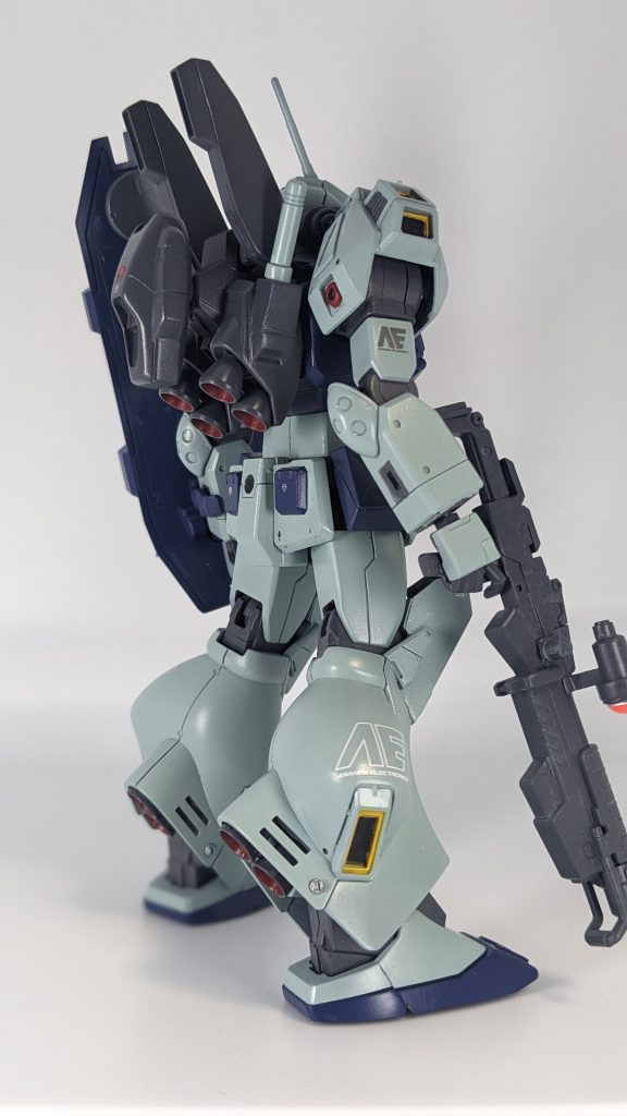 バックパックの後ろに付いてるのはサブジェネレーターでビームブラスターや各所のブースターなどの本機のみでは補い切れない出力を安定させるための物です。戦闘データをとらせるかわりにアナハイムからモビルスーツのパーツを提供されているという設定のためアナハイムのデカールを多めに貼ってます。