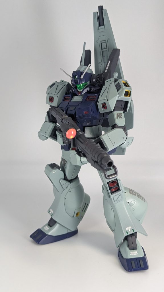 シールドブースターはネオジム磁石で背中に背負えます。先端にはビームキャノンを付けました。