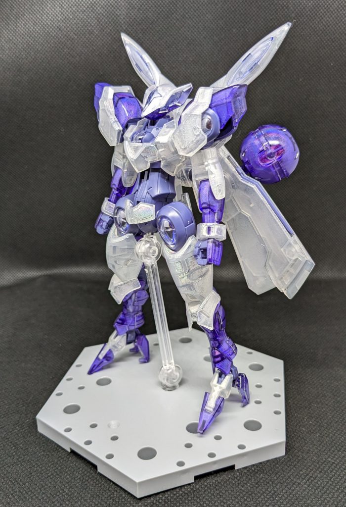 フレーム部は未塗装、ヤスリもかけてません😂アーマー部をニッパーとデザインナイフ、ヤスリにてゲート処理しました。ホロを楽しみたかっただけなのでスミ入れ等なしの息抜き作製品です。制作時間は4時間いかないくらいです。