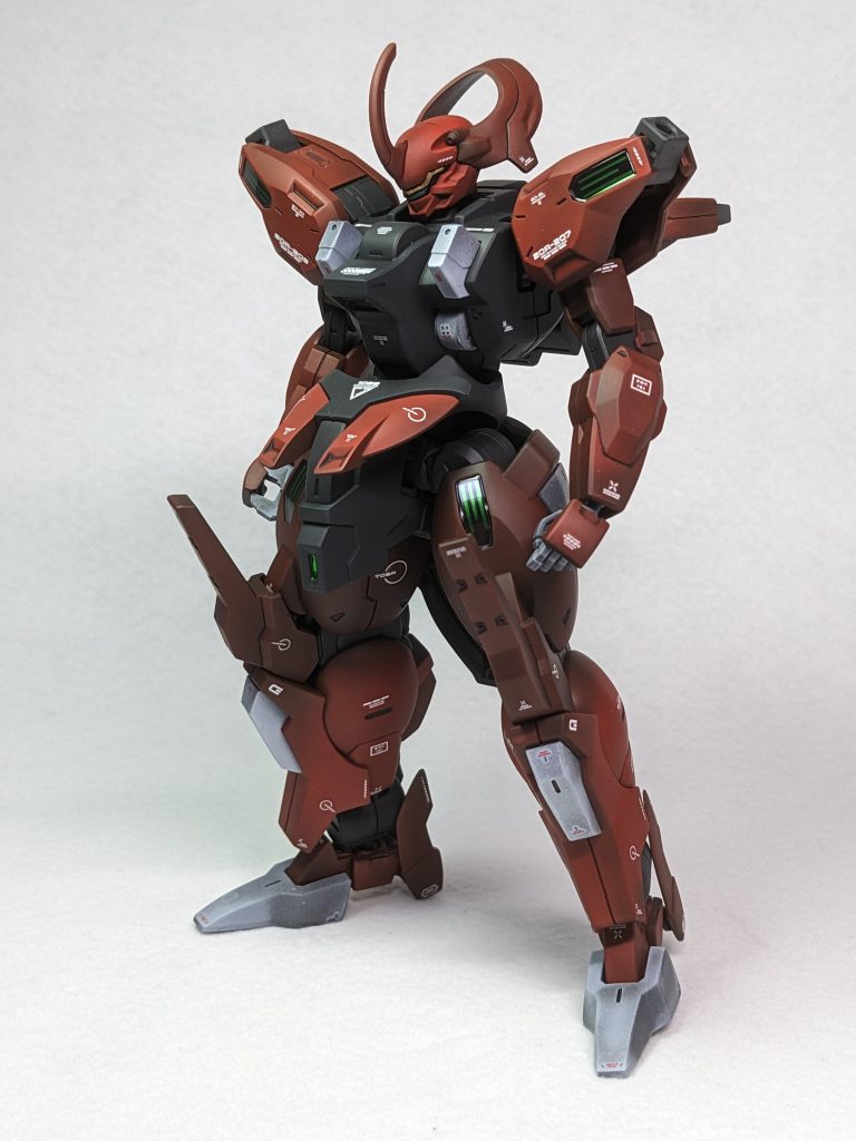 肩アーマーが印象的ですが、肩アーマーが無くてもめっちゃカッコイイ。目立つような合わせ目が皆無でめちゃめちゃ作りやすいキットでした。バンダイの技術はバケモンや。