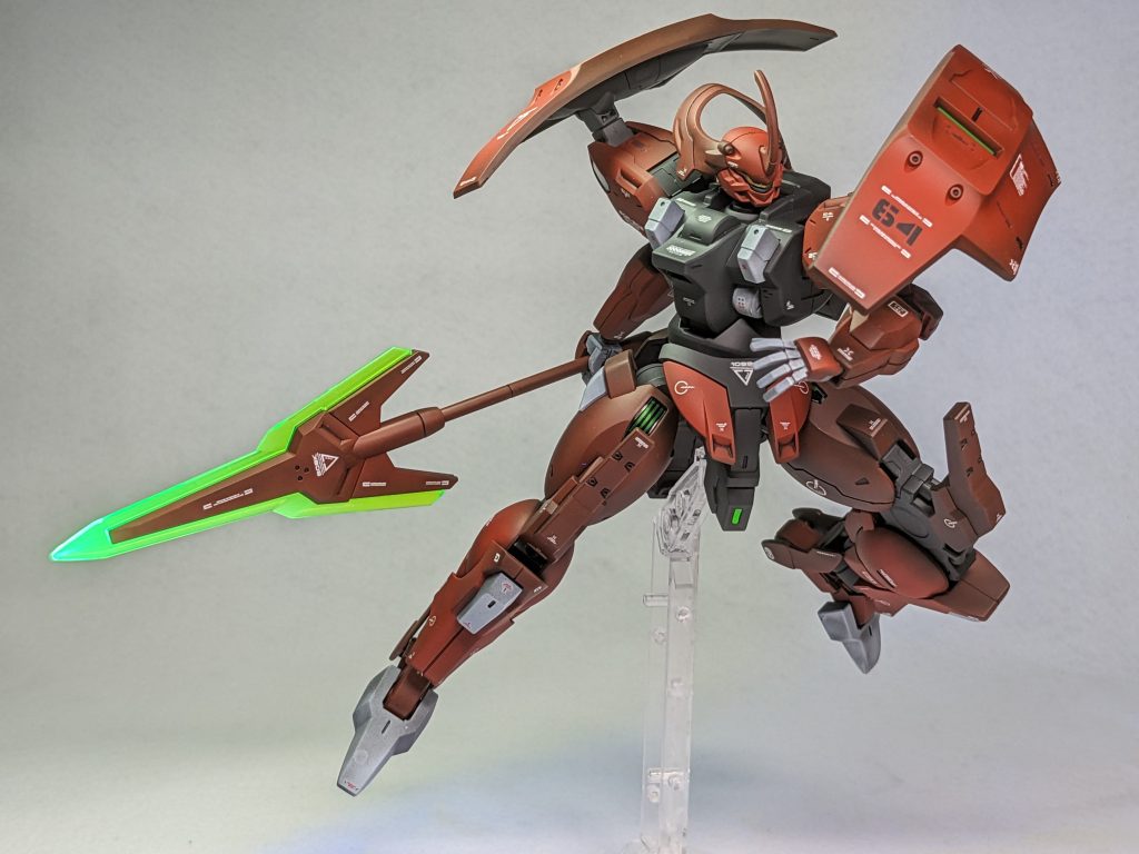 今回初めて黒サーフェイサーを使用して黒立ち上げに挑戦してみたのですが、アクリジョンの赤がなかなか発色しなくて何度も何度も塗り重ねました。