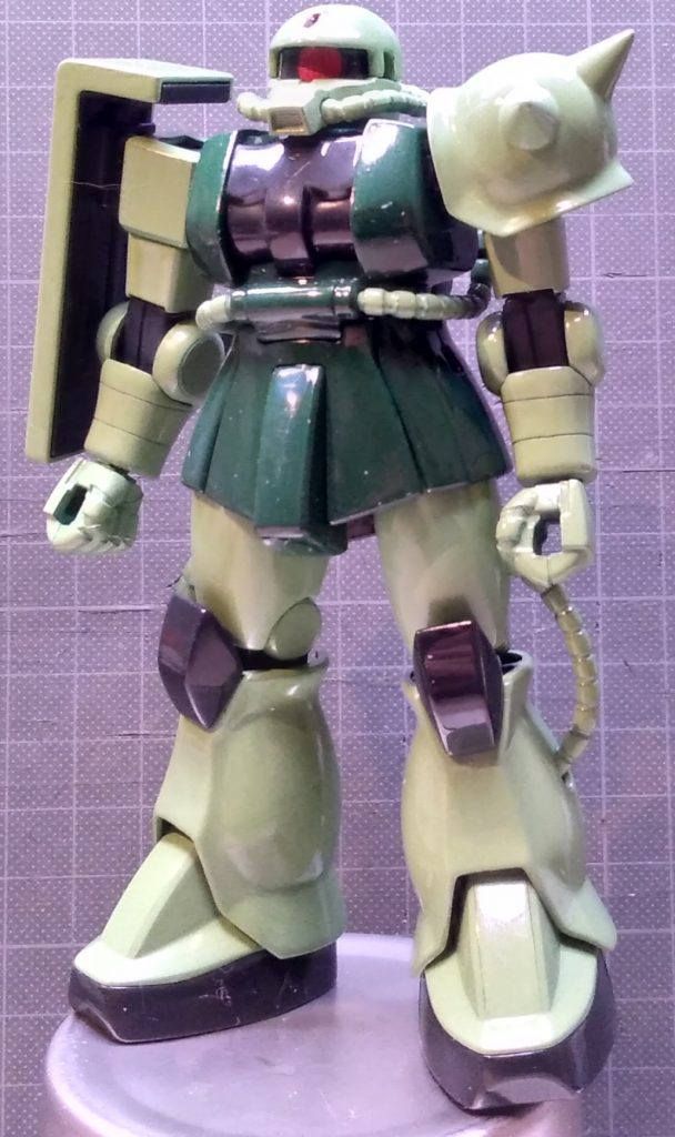 アンテナが折れたのと猫の毛とホコリだらけですが、シャアザクからの色替えも作ってみました。これも筆オンリーです。