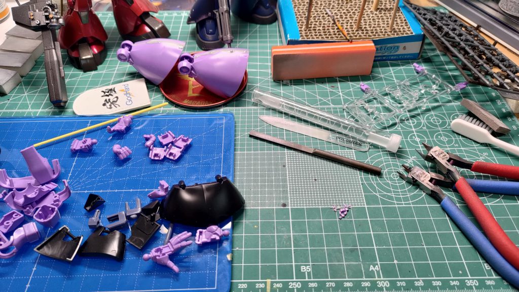 基本仮組をしない人なので過去作のキャスバル専用リックドムや専用ゲルググを参考にパーツの露出などを考えながら配色や加工具合を決定します