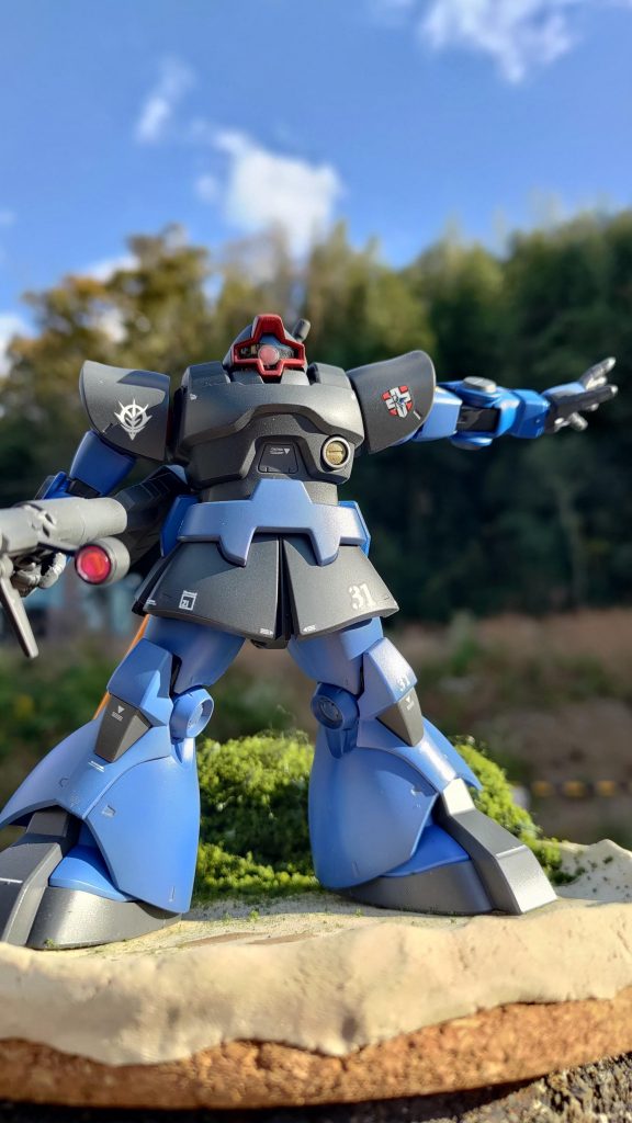 台座はIKEAのコルク製鍋敷きベースの100均木質粘土と鉄道模型用植物を少々撮影日に晴れてくれたのはありがたい