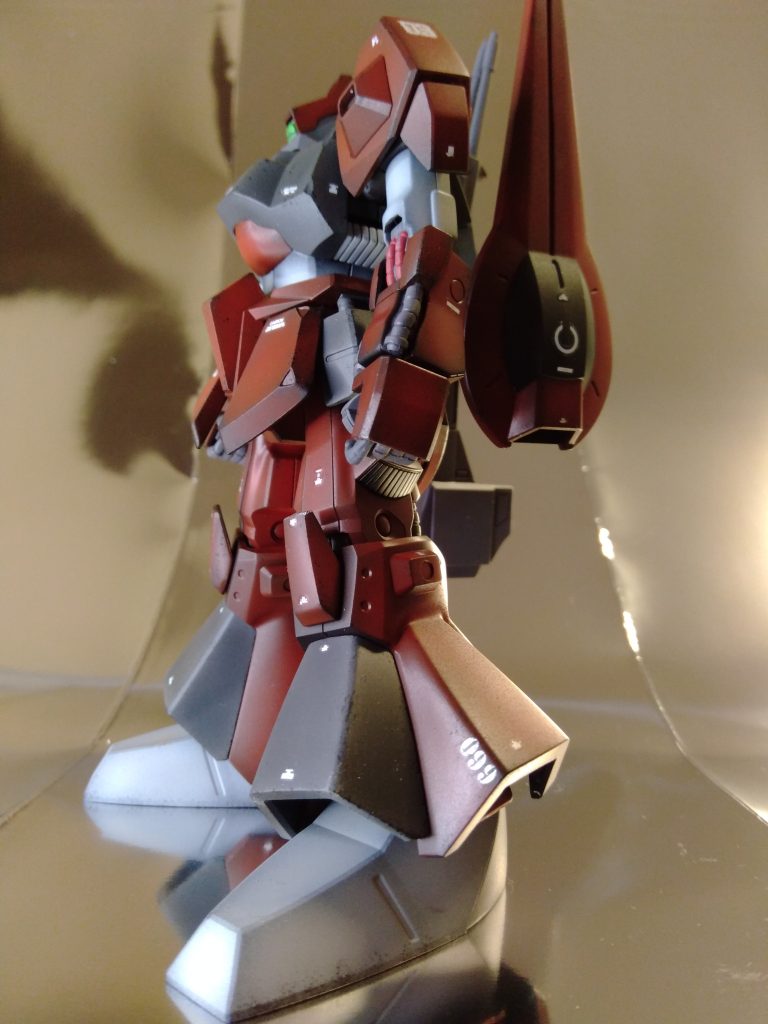 銃を持ちながら、しゃがんで出撃するポージングをさせたかったのですが、銃も上手く持たせられない、脚も上手く曲がらせられない。私の力不足で諦めました!