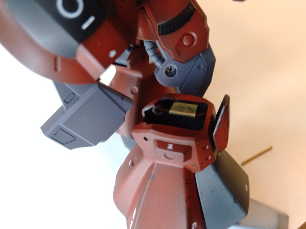 塗装をし易くするために、膝の関節部だけ後はめ加工しました。加工とはいっても、突起部分を切って穴を空け、真鍮線を通したくらいです。 関節がプラプラになるかなと思いましたが、意外と膝関節部と脚部の隙間がなかったのでマスキングテープを貼るくらいで良い感じになりました。