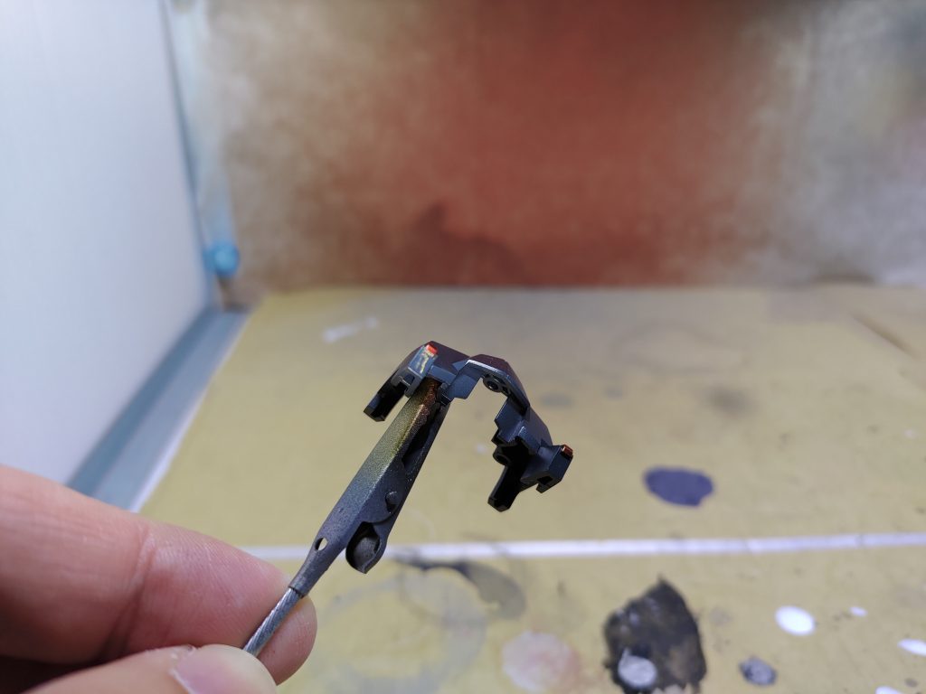 胸のレッド部分もマスキングをしたのですが隙間が空いていてはみ出してしまいましたこの後に筆で塗りつぶしました