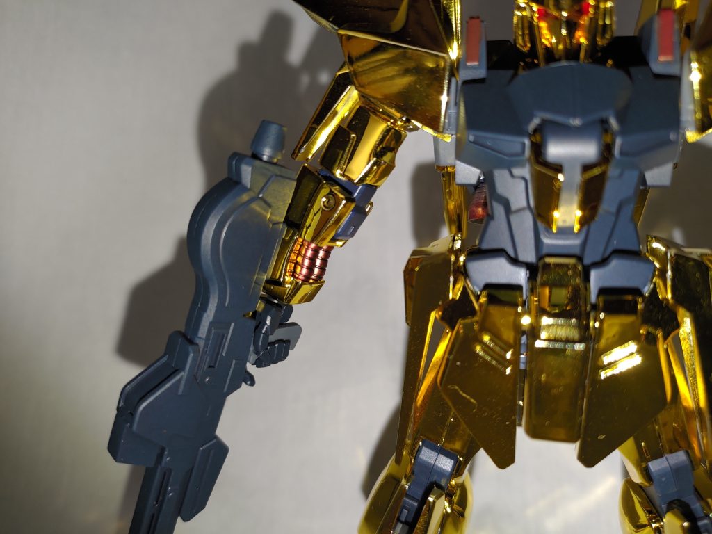 腕や足のパイプや赤いパーツは下地をガイアノーツさんのスターブライトゴールドで塗ってからクリアーレッドを塗りました