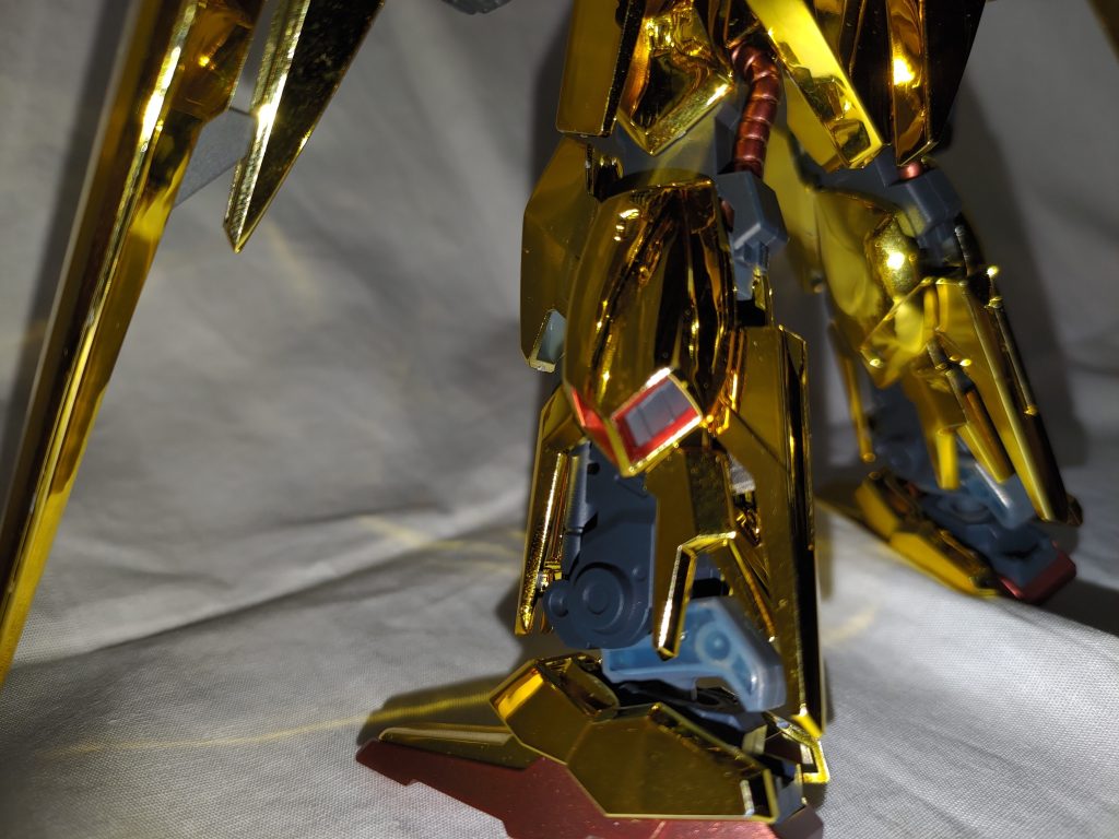 足のバーニア部分の赤い塗り分けはマスキングをしてそのままクリアーレッドを塗装