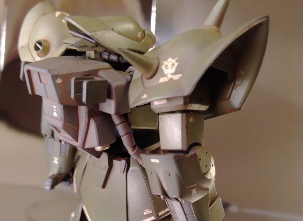 肩アーマーを左右非対称にしたかったので、左肩は棘を取り外しました。肩先の尖りも、少し丸くしいます。