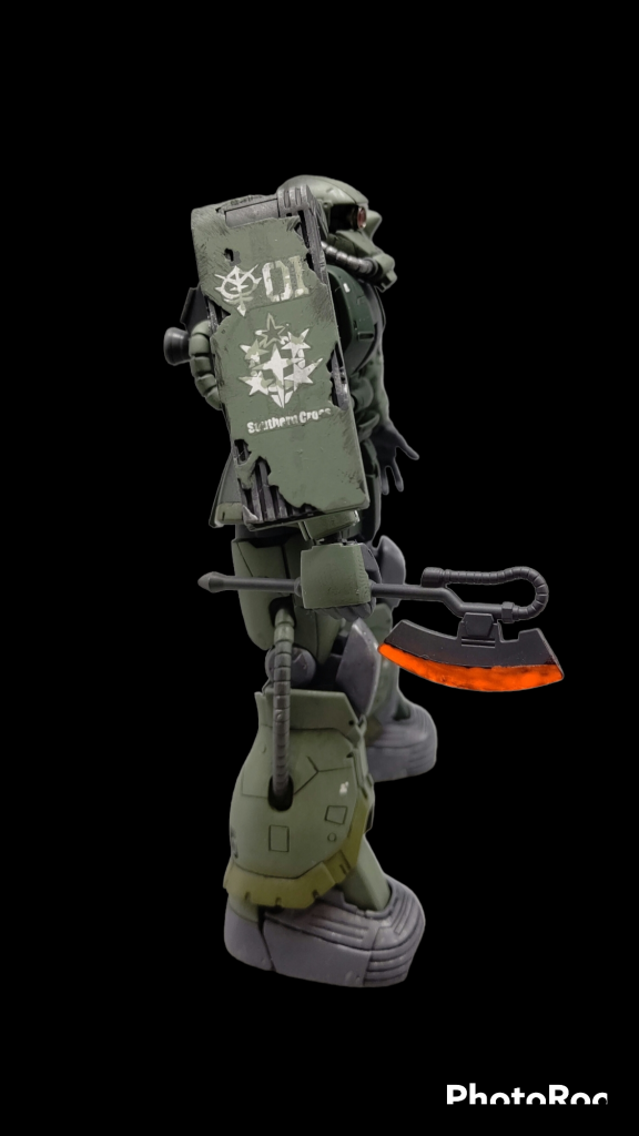 今回の一番のお気に入りはこのシールドです。チッピングデカールは水転写式でありがたいことにキットに付属してます。ただしキットのままだとダメージ部もグリーンになってますので塗り分けが必要です