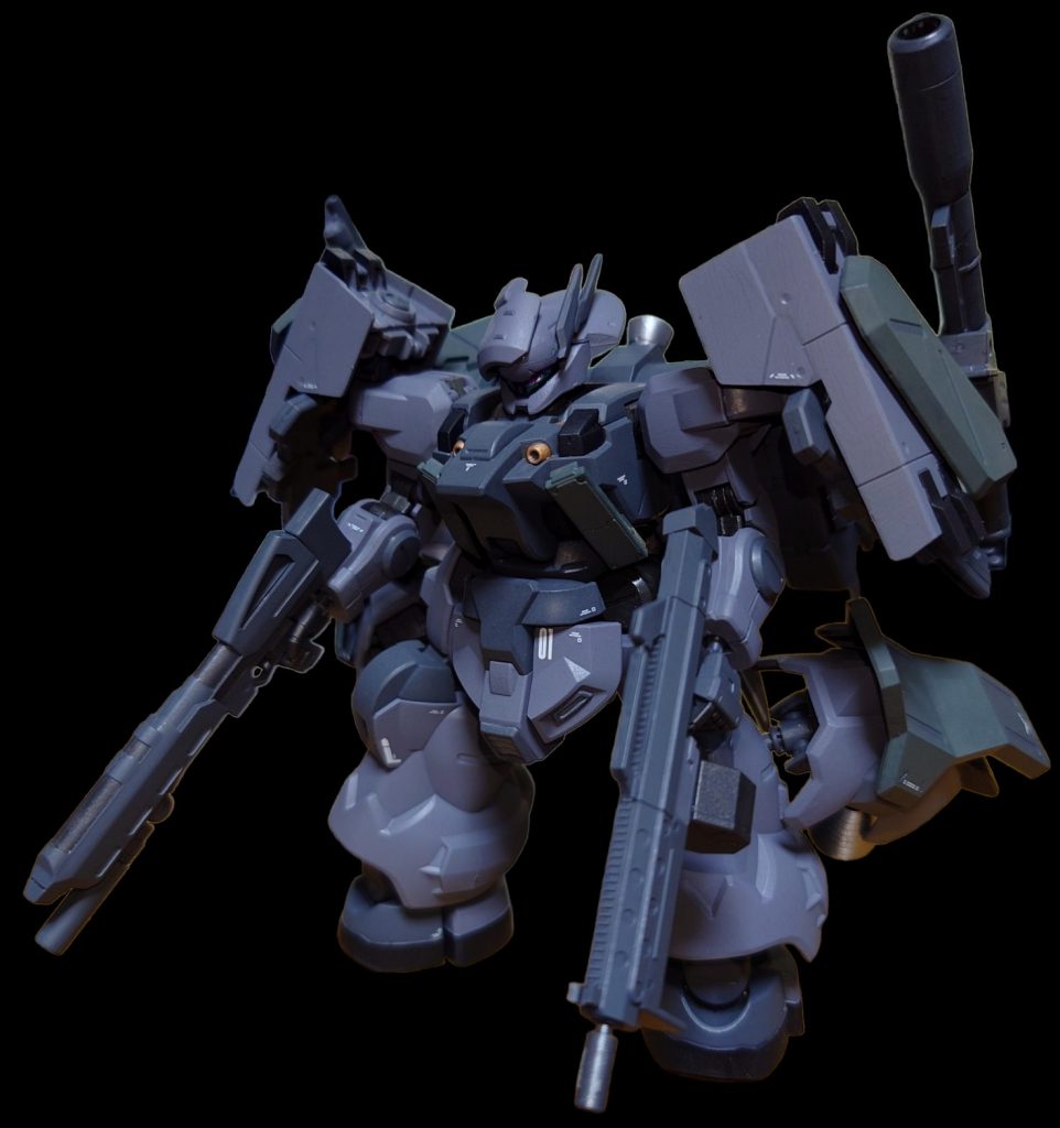 頭部は水星の魔女の世界観に近付けるためにバイザー型に戻しアンテナと装甲を左右に装着して非対称にしつつも無骨なイメージを崩さないようにしました。見えにくいですがカメラのカラーリングは水星の魔女4話のディランザ・ソルの簡略化されてないカメララインから持ってきました。原型機が肩に武装をマウントできるなら改造機もそうした方が説得力も出ると思ったのでディランザのビームライフルに少し手を加えたものを装備しました。手持ち武器も雰囲気を固くするために変更しギラ・ドーガのビームマシンガンと境界戦機からマシンガンを持ってきました。