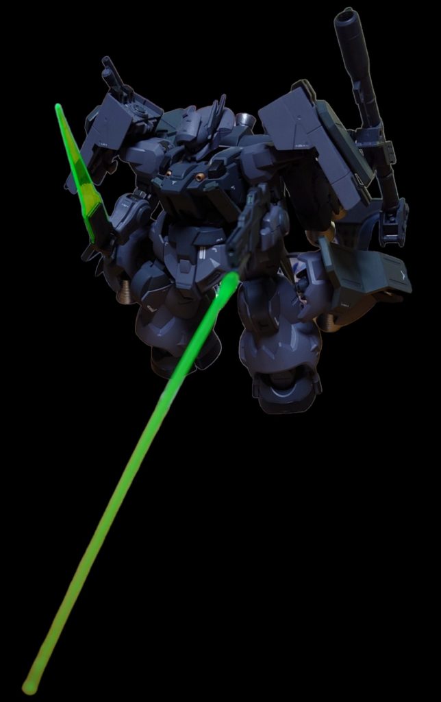 ビームトーチとビームサーベル装備。トーチは脚部ブースターがグエル専用ディサンザの肩パーツを流用しているのでそこにマウントしている為近接武器はビームトーチ×2ビームサーベル×2を装備しています