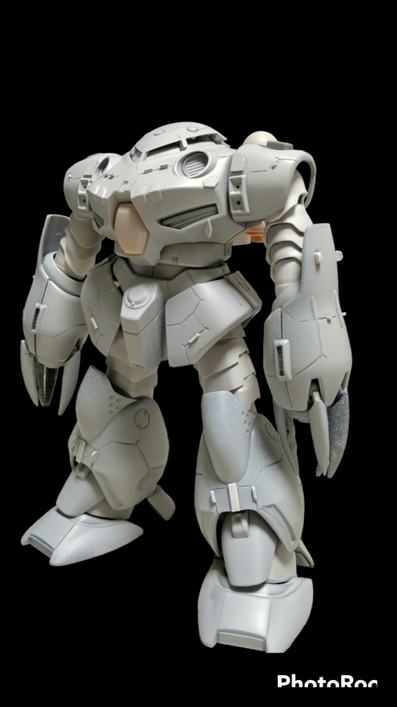 全体にサフ状態。膝の合わせ目はまぁまぁ上手く消せました。様々なカスタマイズが可能なキットですね