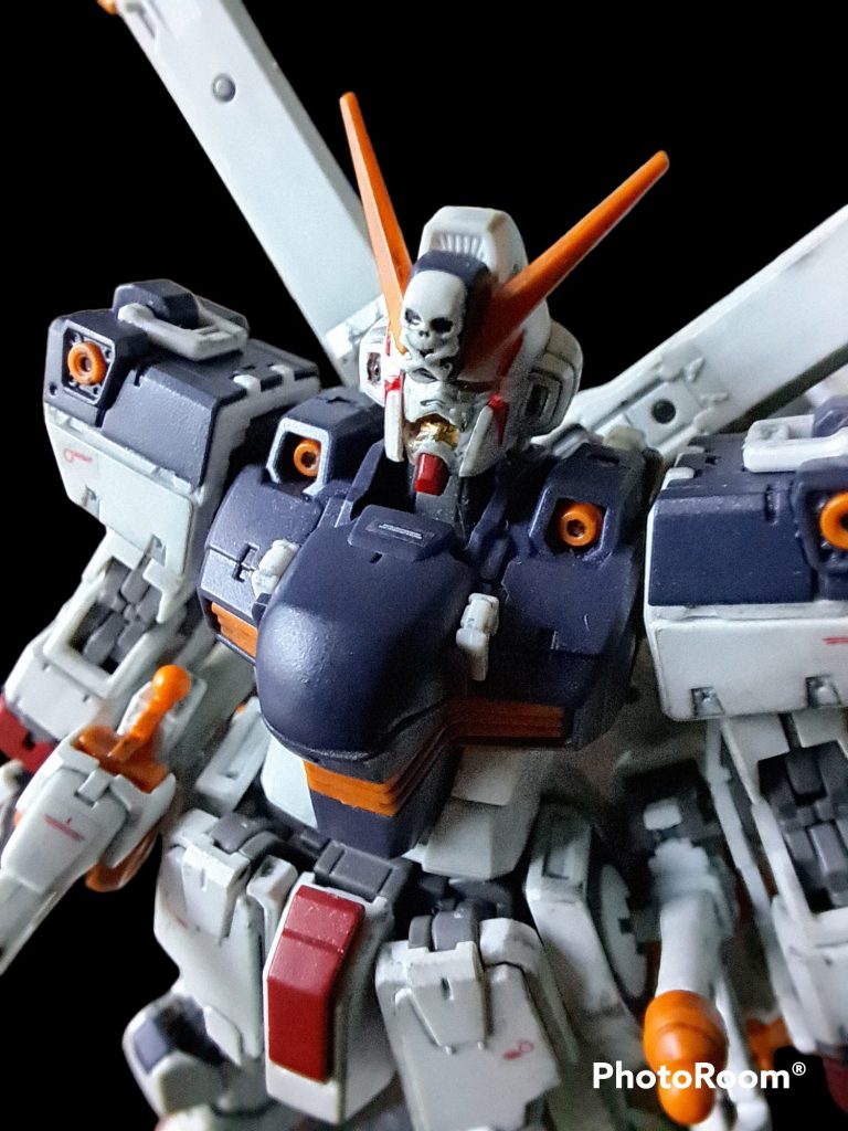 つまようじで頭の赤いラインとマスクの下を塗りました。