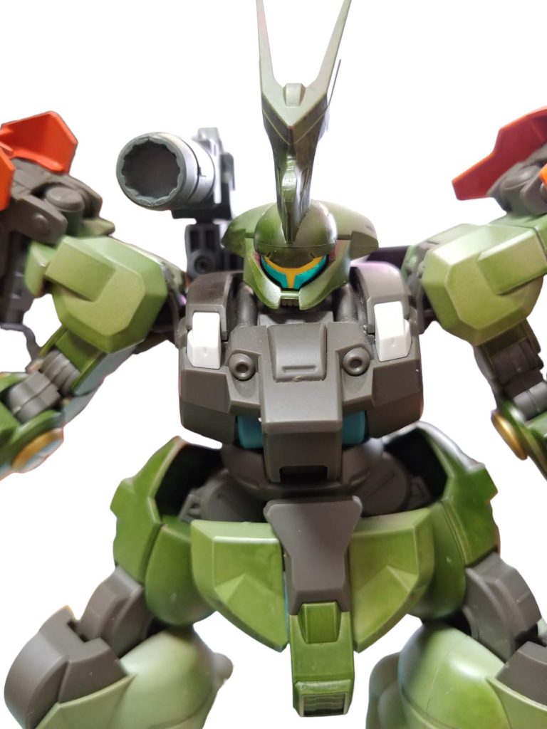 背部からは「拡散ビーム砲」を装備。胸部ビームバルカンと同じく牽制用の武器で、ビームバルカンよりやや高出力のビームを10発ほど同時に発射する。