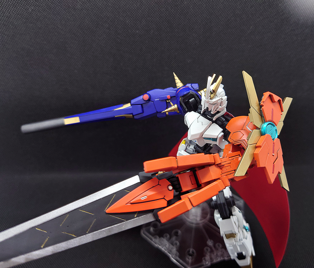 左腕のアームド・アーマーVNにはビルダーズパーツのMSソード01を加工して手に持たせています