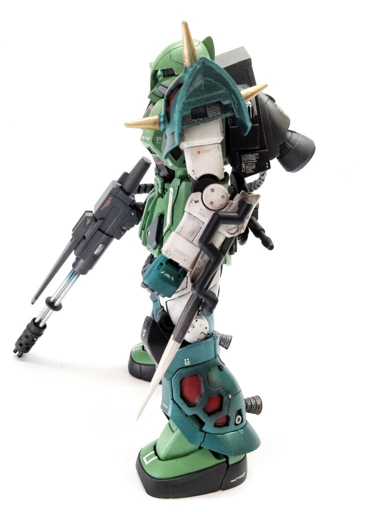 こっちの腕にはオリジナル武器を造ってみました。ただの糸ようじとランナーですが…。