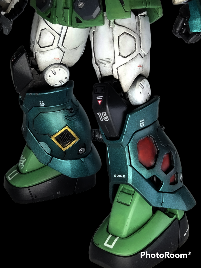 太腿を1.5㍉スリムにして細長いプラ板でディティール追加しました。赤い所はくり抜いて裏からプラ板でフタをして作りました。細いプラ板を真っすぐ左右同じにするのが地味に大変でした。