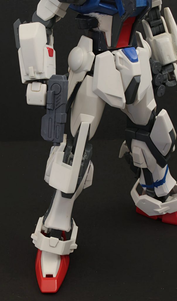  右膝部にはビームライフルショーティーのホルスターがオプション変更で装備されている｡他に狙撃用ギアが用意されている