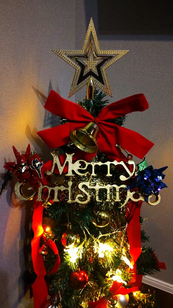 食玩は買い出すときりがないので買わないようにしてたんですが…せめて無駄遣いにならないように有効活用しよう…と、何より我が家の安物ツリーで喜ぶ子供が不憫で不憫で(笑)