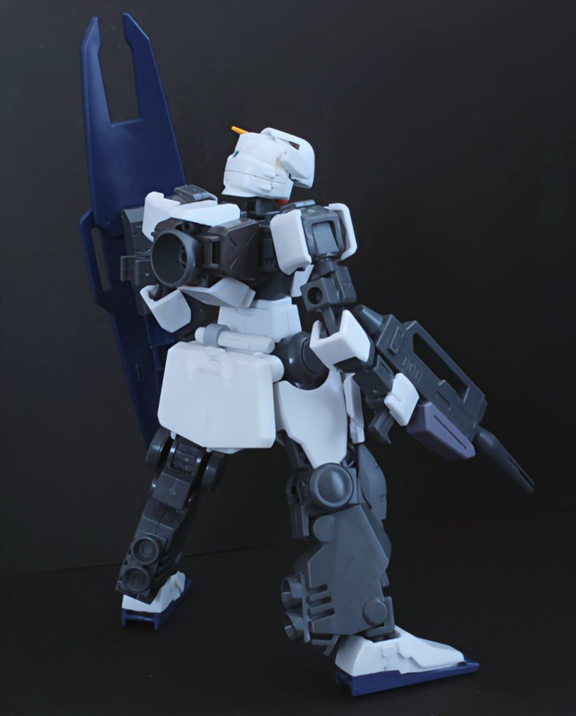 武装構成はシンプルに、ビームライフル,ビームサーベル,頭部バルカンとなっている 機体が小さい分小回りがきき、通常のMSが入れない場所でも活動できる。一部装甲がエネルギー消費を抑えるための軽量化で排除された。その一方で防御面に不安が見られるが、小型で当たりづらくなっているのでパイロットは気にしていない 機体の小型化に伴い、背部にジェネレーター等が突き出した形になっており、また可動時間の低下防止のため側面に追加のタンクが装備されている