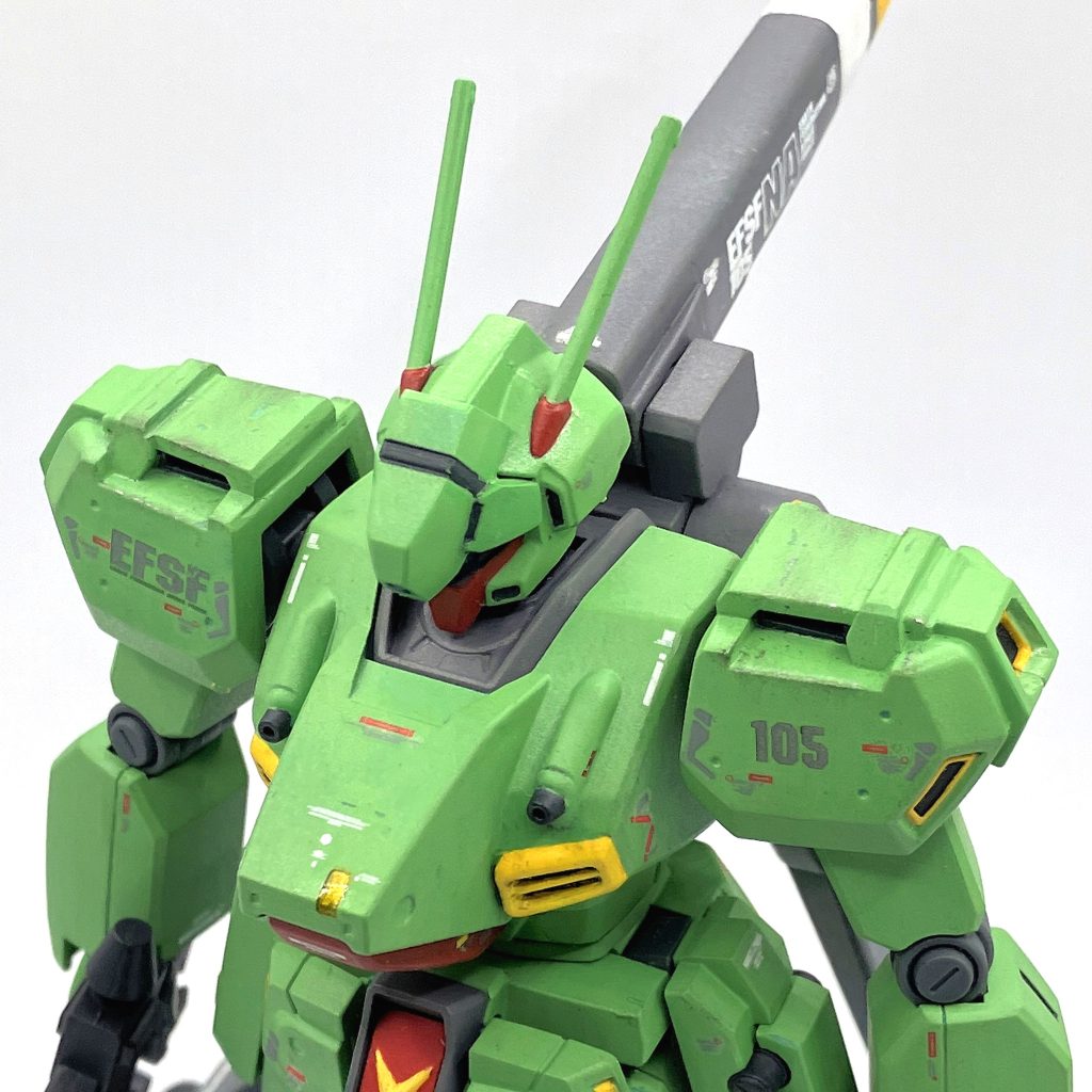 機体は運用試験後アナハイムで保管されていたとのことなので、全体的に軽くウェザリングを行っています。肩部はミサイルランチャーの換装があるので、きつめに汚しています。