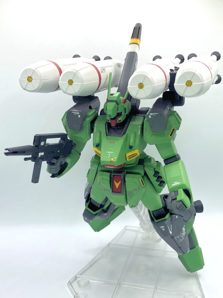 肩のミサイルは揃えないと一気にカッコ悪く見えてしまうので、ポージングするの大変です。